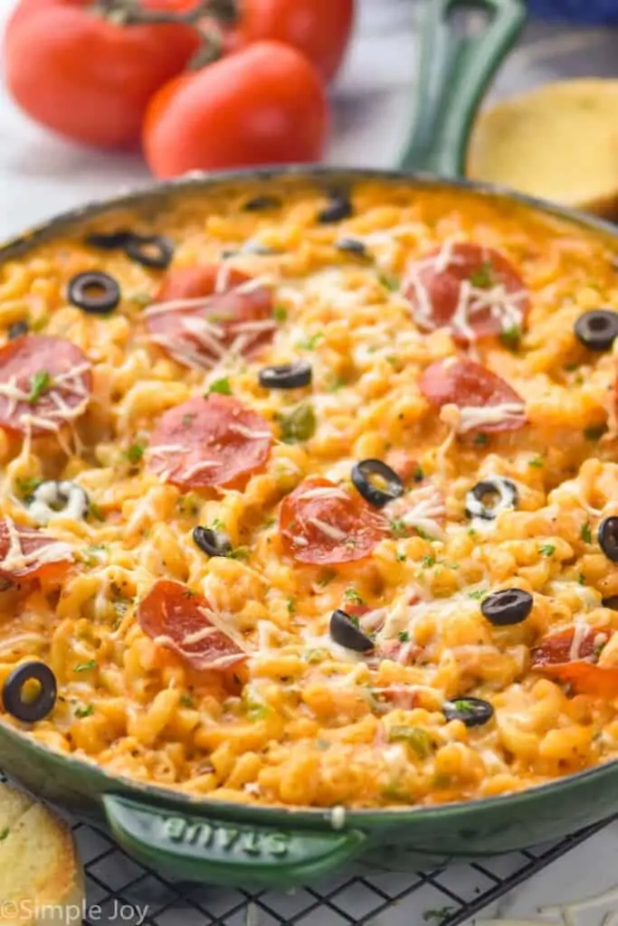 side view of skillet with pizza macaroni and cheese