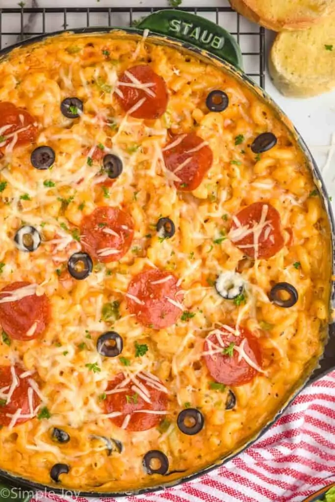 overhead photo of skillet of pizza Mac n cheese