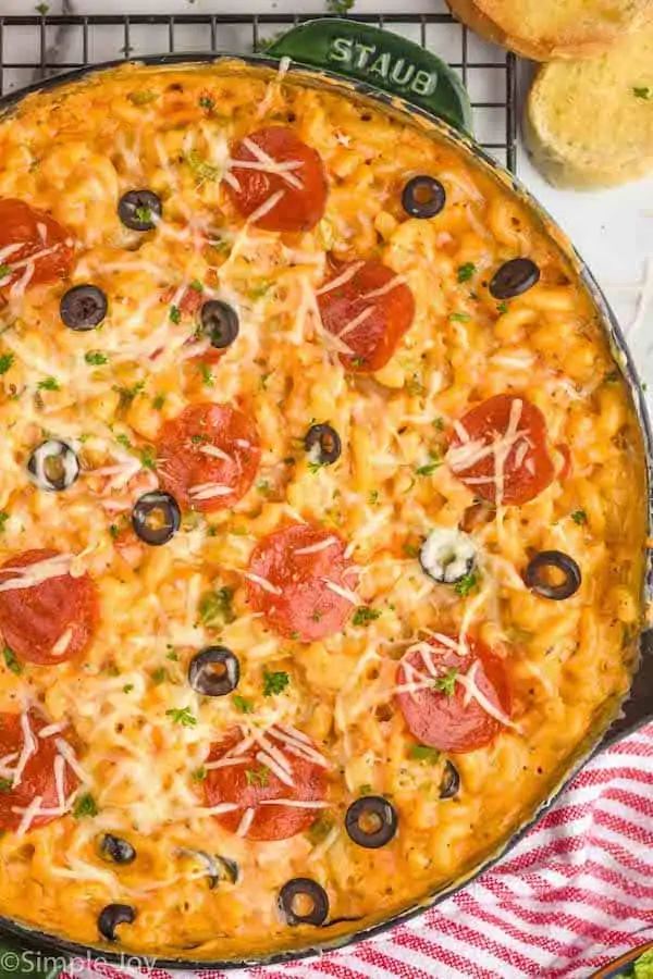 overhead photo of skillet of pizza Mac n cheese