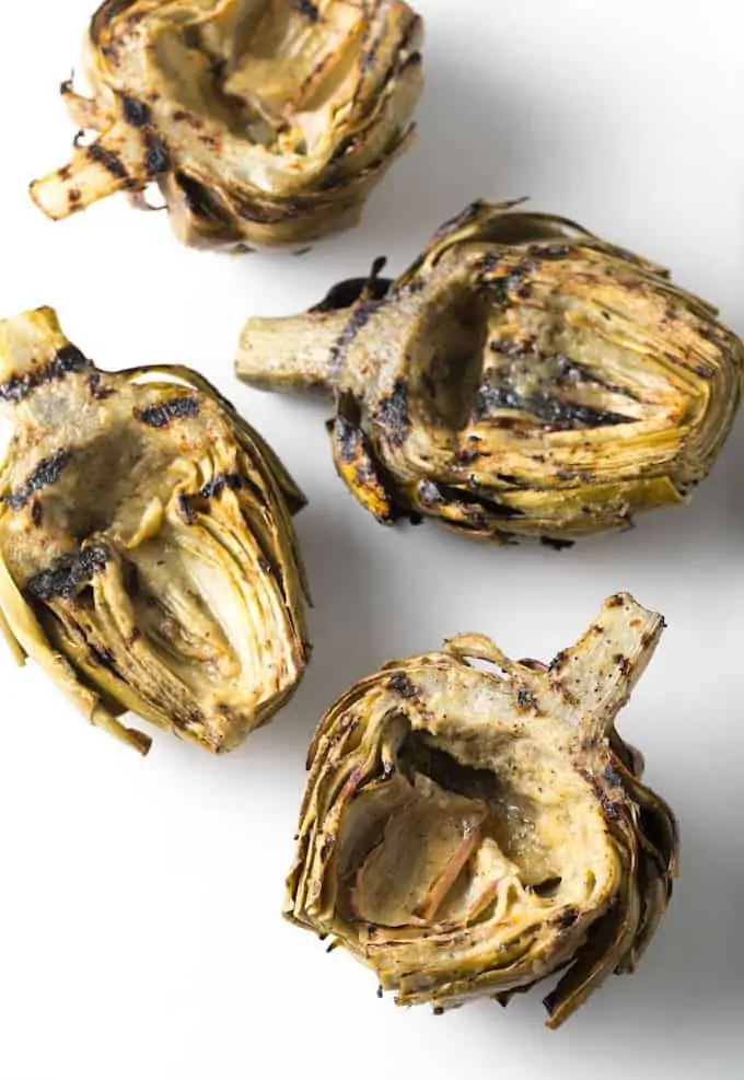 Cut in the middle, the artichoke hearts have a beautiful grilled finishing. 