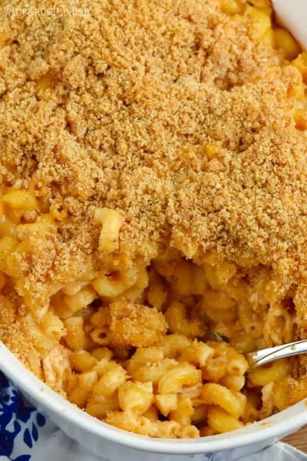 A scoopful of the BBQ Chicken Macaroni and Cheese reveals the creamy macaroni cheese and topped with some breadcrumbles. 