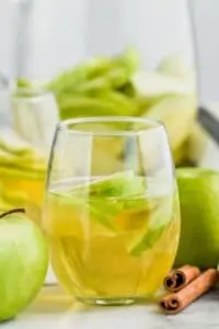 glass of apple pie sangria