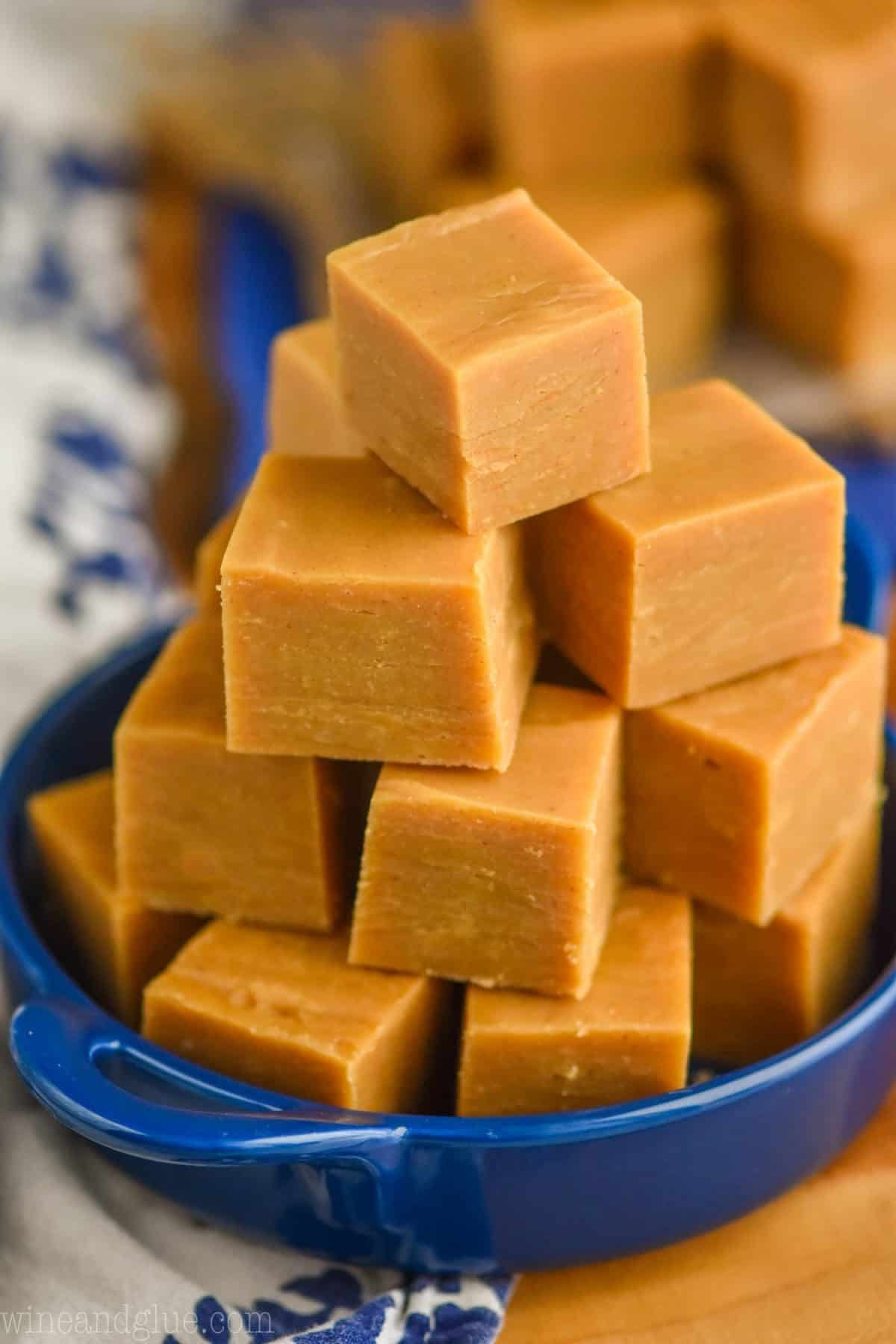 https://www.simplejoy.com/wp-content/uploads/2019/11/peanut_butter_fudge_recipe.jpg