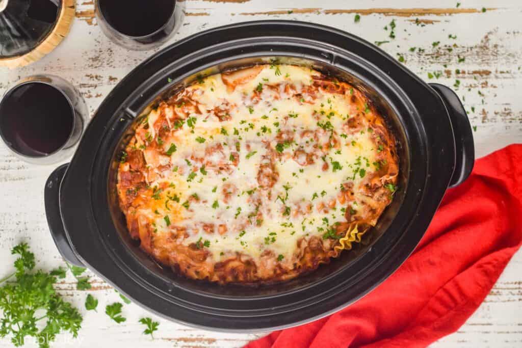 https://www.simplejoy.com/wp-content/uploads/2020/11/crockpot-lasagana-recipe-1024x683.jpg