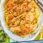 Pinterest paveikslėlyje, kuriame pavaizduota mėlyna lėkštė su spagečiais su citrinine vištienos piccata, sakoma: "vištiena piccata simplejoy.com"