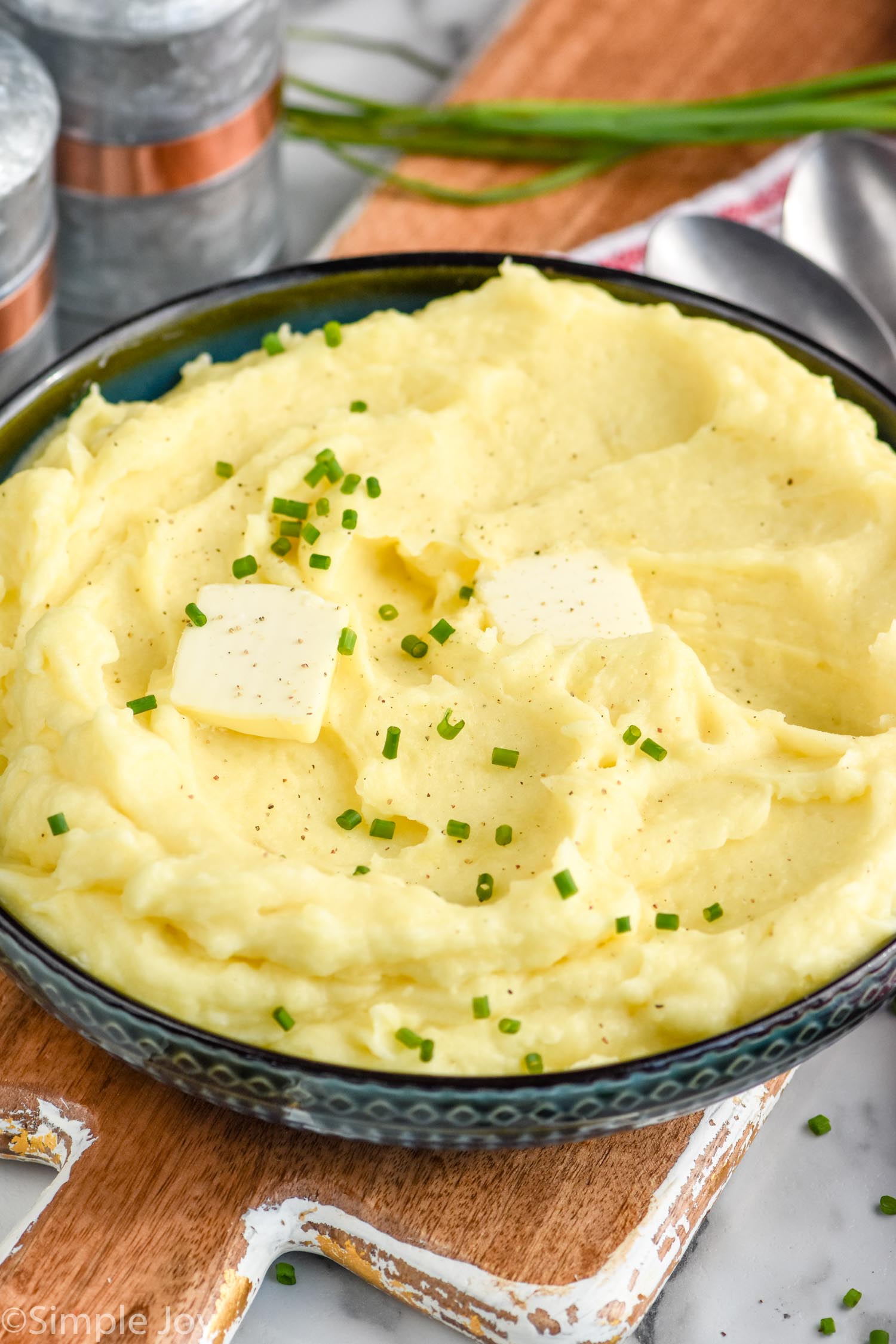 https://www.simplejoy.com/wp-content/uploads/2022/11/mashed-potatoes-recipe.jpg