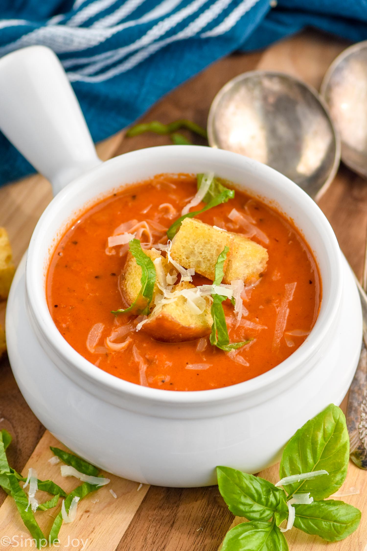 Photo of a bowl of soup garnished with Croutons