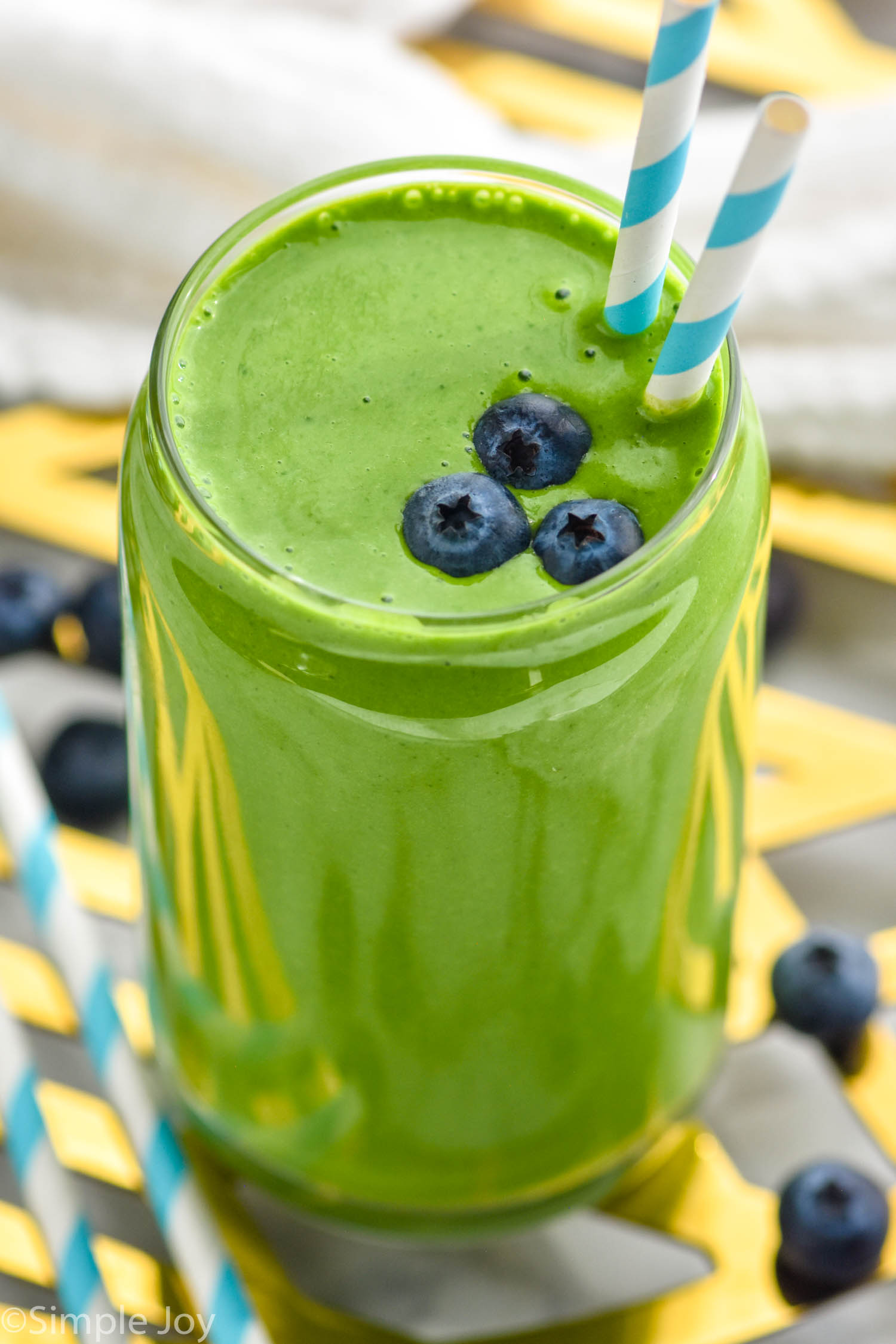 Green Smoothie garnished with blueberries