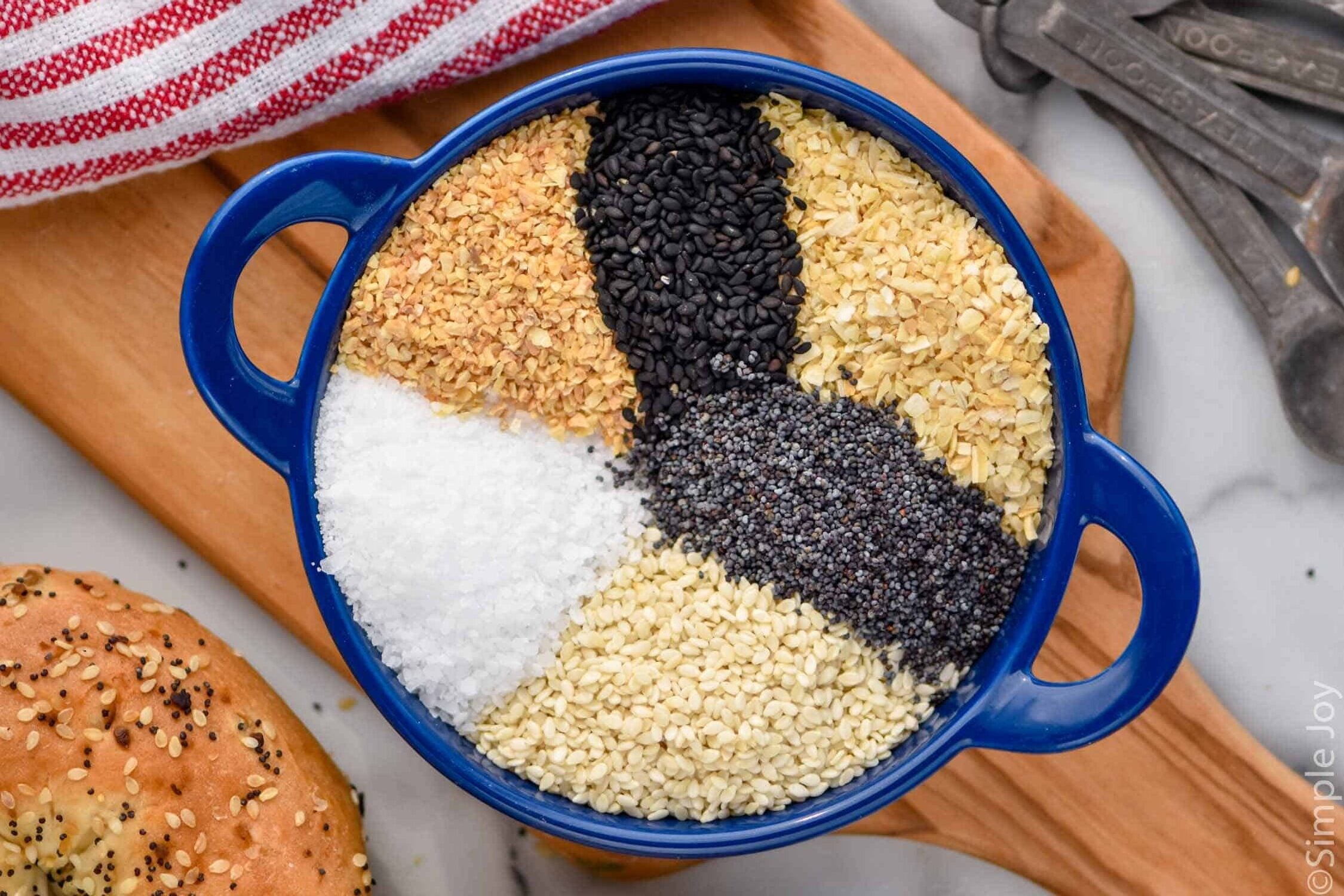 everything bagel seasoning separated by ingredient in a small blue dish
